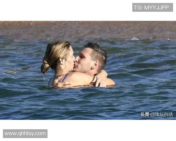 足球明星与女友甜蜜接吻瞬间曝光引发粉丝热议与羡慕